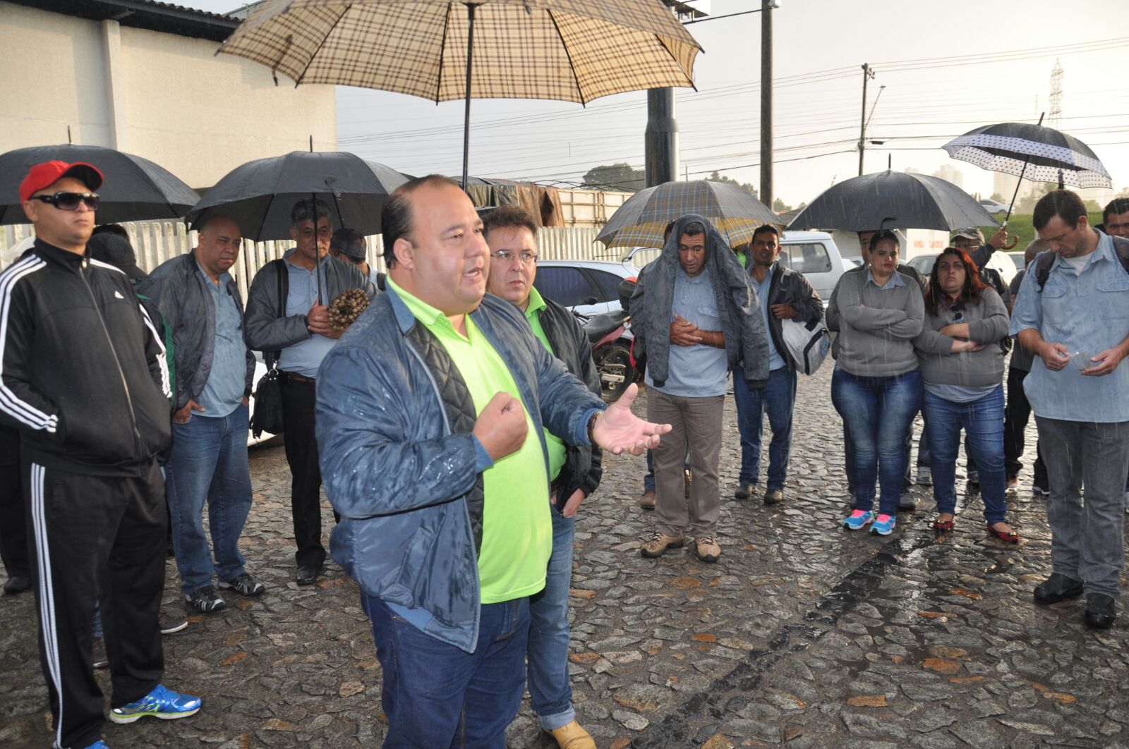 Anderson Teixeira lidera assembleia com trabalhadores da Araucária Filial, na manhã desta segunda-feira (23).
